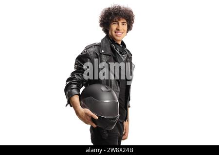 Hübscher Kerl in einer schwarzen Lederjacke, der einen Helm hält und isoliert auf weißem Hintergrund lächelt Stockfoto