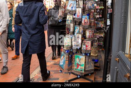 Brighton UK 22. Dezember 2023 - religiöse Artikel im North Laine-Viertel von Brighton, das mit Weihnachtseinkäufern überfüllt ist, während das festliche Wochenende näher rückt : Credit Simon Dack / Alamy Live News Stockfoto