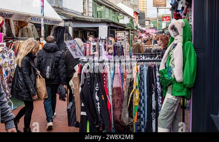 Brighton UK 22. Dezember 2023 - die Kensington Gardens in der North Laine Gegend von Brighton sind mit Weihnachtskäufern überfüllt, während sich das festliche Wochenende nähert: Credit Simon Dack / Alamy Live News Stockfoto