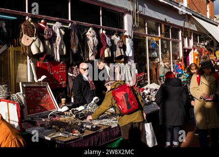 Brighton UK 22. Dezember 2023 - die Kensington Gardens in der North Laine Gegend von Brighton sind mit Weihnachtskäufern überfüllt, während sich das festliche Wochenende nähert: Credit Simon Dack / Alamy Live News Stockfoto