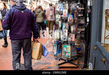 Brighton UK 22. Dezember 2023 - religiöse Artikel im North Laine-Viertel von Brighton, das mit Weihnachtseinkäufern überfüllt ist, während das festliche Wochenende näher rückt : Credit Simon Dack / Alamy Live News Stockfoto