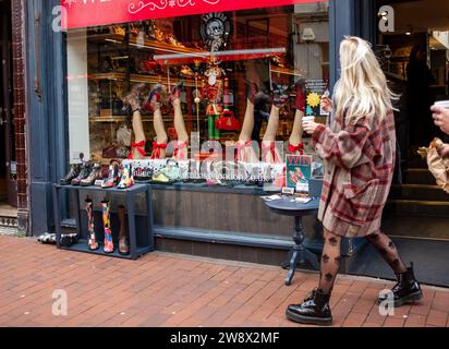 Brighton Großbritannien 22. Dezember 2023 - die Gegend von North Laine in Brighton ist mit Weihnachtskäufern überfüllt, während sich das festliche Wochenende nähert: Credit Simon Dack / Alamy Live News Stockfoto