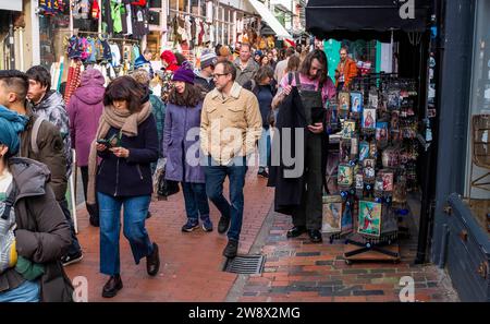 Brighton UK 22. Dezember 2023 - religiöse Artikel im North Laine-Viertel von Brighton, das mit Weihnachtseinkäufern überfüllt ist, während das festliche Wochenende näher rückt : Credit Simon Dack / Alamy Live News Stockfoto