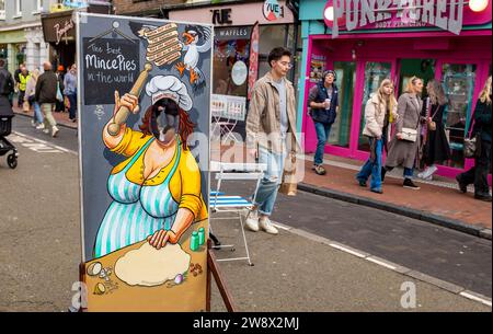 Brighton Großbritannien 22. Dezember 2023 - die Gegend von North Laine in Brighton ist mit Weihnachtskäufern überfüllt, während sich das festliche Wochenende nähert: Credit Simon Dack / Alamy Live News Stockfoto