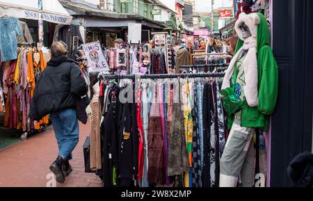 Brighton UK 22. Dezember 2023 - die Kensington Gardens in der North Laine Gegend von Brighton sind mit Weihnachtskäufern überfüllt, während sich das festliche Wochenende nähert: Credit Simon Dack / Alamy Live News Stockfoto