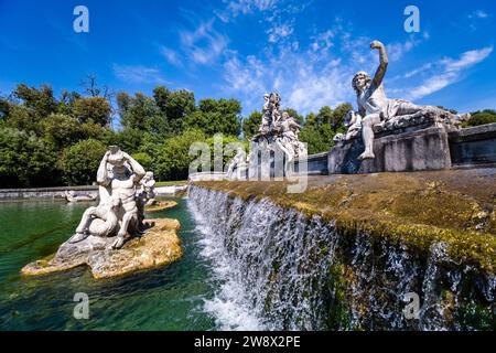 Der Brunnen von Ceres, Fontana di Cerere, im Park des Giardini Reali, der zum Königspalast von Caserta gehört, Reggia di Caserta. Stockfoto