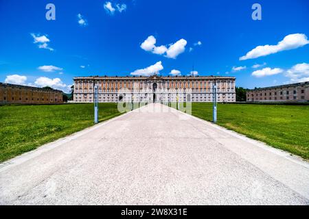 Die Nordfassade des Königspalastes von Caserta, Reggia di Caserta, eine ehemalige königliche Residenz. Stockfoto