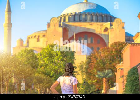 Hagia Sophia große Moschee, islamische Frau in arabischer Hijab-Kleidung, bewundert den atemberaubenden Blick auf die Geschichte Istanbuls. Herrliches Denkmal, erbaut von Justinian Stockfoto