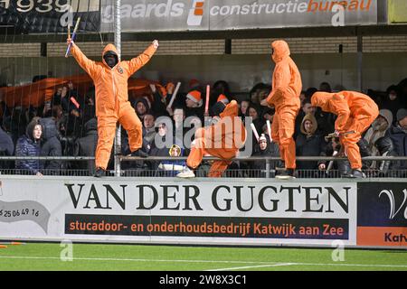 Katwijk, Niederlande. Dezember 2023. KATWIJK, NIEDERLANDE - 21. DEZEMBER: Fans von VV Katwijk während des TOTO KNVB Cup 2. Runde Matches zwischen VV Katwijk und Almere City FC im Sportpark de Krom am 21. Dezember 2023 in Katwijk, Niederlande (Foto: Kees Kuijt/Orange Pictures) Credit: Orange Pics BV/Alamy Live News Stockfoto