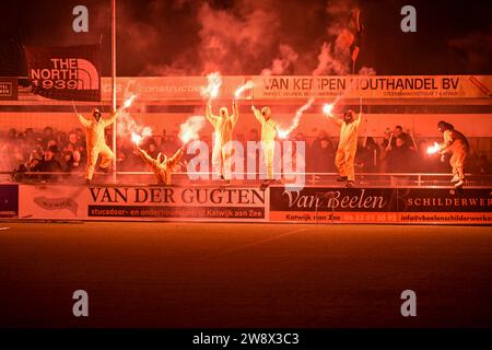 Katwijk, Niederlande. Dezember 2023. KATWIJK, NIEDERLANDE - 21. DEZEMBER: Fans von VV Katwijk während des TOTO KNVB Cup 2. Runde Matches zwischen VV Katwijk und Almere City FC im Sportpark de Krom am 21. Dezember 2023 in Katwijk, Niederlande (Foto: Kees Kuijt/Orange Pictures) Credit: Orange Pics BV/Alamy Live News Stockfoto