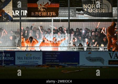 Katwijk, Niederlande. Dezember 2023. KATWIJK, NIEDERLANDE - 21. DEZEMBER: Fans von VV Katwijk während des TOTO KNVB Cup 2. Runde Matches zwischen VV Katwijk und Almere City FC im Sportpark de Krom am 21. Dezember 2023 in Katwijk, Niederlande (Foto: Kees Kuijt/Orange Pictures) Credit: Orange Pics BV/Alamy Live News Stockfoto