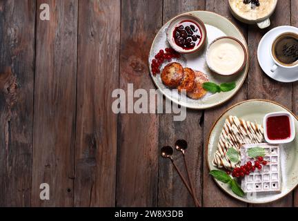 Gesundes Frühstück mit Porridge, Waffeln und Pfannkuchen Stockfoto