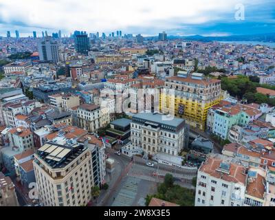 Istanbul, Türkei - 6. September 2023: Drohnenansicht von Istanbul in der Nähe der Golden Horn Bridge, Türkei. Ein Blick auf Istanbul und das Stadtleben von oben. Stockfoto