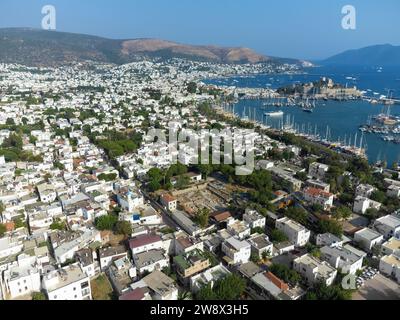 Wunderschöne Landschaft der Stadt Bodrum, des Yachthafens und der antiken St. Peter's Castle oder Kalesi Castle an einem sonnigen Tag, Türkei. Stockfoto