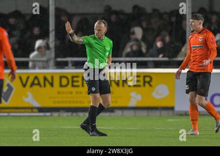 Katwijk, Niederlande. Dezember 2023. KATWIJK, NIEDERLANDE - 21. DEZEMBER: Schiedsrichter Nick Smit während des TOTO KNVB Cup 2. Runde Matches zwischen VV Katwijk und Almere City FC im Sportpark de Krom am 21. Dezember 2023 in Katwijk, Niederlande (Foto: Kees Kuijt/Orange Pictures) Credit: Orange Pics BV/Alamy Live News Stockfoto