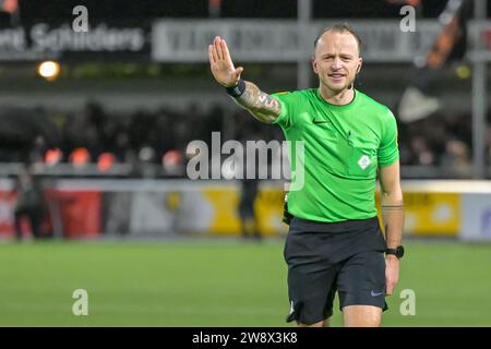 Katwijk, Niederlande. Dezember 2023. KATWIJK, NIEDERLANDE - 21. DEZEMBER: Schiedsrichter Nick Smit während des TOTO KNVB Cup 2. Runde Matches zwischen VV Katwijk und Almere City FC im Sportpark de Krom am 21. Dezember 2023 in Katwijk, Niederlande (Foto: Kees Kuijt/Orange Pictures) Credit: Orange Pics BV/Alamy Live News Stockfoto