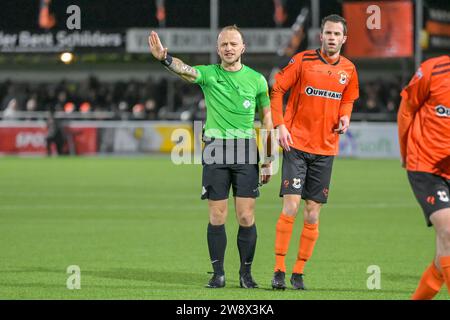 Katwijk, Niederlande. Dezember 2023. KATWIJK, NIEDERLANDE - 21. DEZEMBER: Schiedsrichter Nick Smit während des TOTO KNVB Cup 2. Runde Matches zwischen VV Katwijk und Almere City FC im Sportpark de Krom am 21. Dezember 2023 in Katwijk, Niederlande (Foto: Kees Kuijt/Orange Pictures) Credit: Orange Pics BV/Alamy Live News Stockfoto