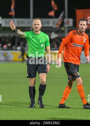 Katwijk, Niederlande. Dezember 2023. KATWIJK, NIEDERLANDE - 21. DEZEMBER: Schiedsrichter Nick Smit während des TOTO KNVB Cup 2. Runde Matches zwischen VV Katwijk und Almere City FC im Sportpark de Krom am 21. Dezember 2023 in Katwijk, Niederlande (Foto: Kees Kuijt/Orange Pictures) Credit: Orange Pics BV/Alamy Live News Stockfoto