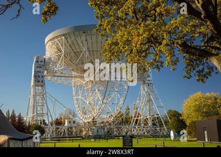 Großbritannien, England, Kechsen, Goostrey, University of Manchester, Jodrell Bank, Lovell Radio Telescope im Herbst Stockfoto