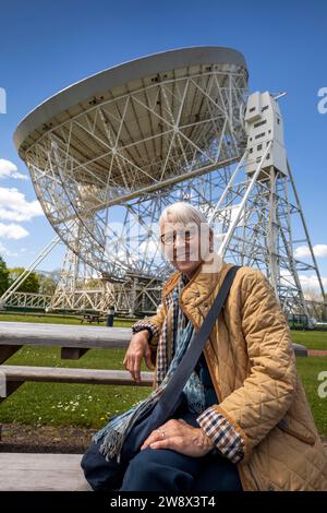 Großbritannien, England, Kechsen, Goostrey, University of Manchester, Jodrell Bank, Senior female Tourist am Lovell Radio Telescope Stockfoto