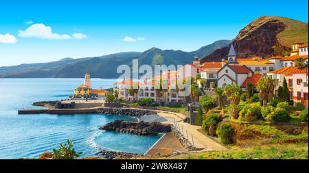 Blick auf das kleine Dorf Canical und Marina da Quinta Grande, nahe Ponta de Sao Lourenco. Madeira, Portugal Stockfoto