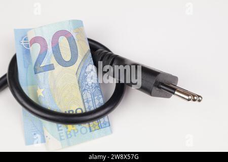 Euro-Banknoten mit mehreren Sockeln. Konzept der Erhöhung der Strompreise. Stockfoto