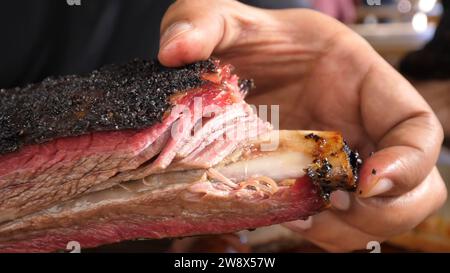 Saftige RINDERRIPPCHEN Phoenix, USA - saftige Rinderrippchen, Phoenix Cuisine, amerikanisches Barbecue, geschmackvolle Rippchen, Phoenix Food Szene, saftiges Rindfleisch, Grillrippchen. Stockfoto