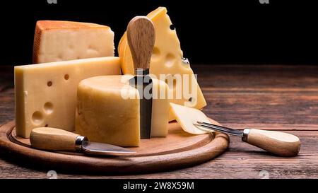 Italienische Käseplatte - geschickt angeordnete Käseblöcke - italienischer Gourmet-Käse auf der Tischplatte, verschiedene Käsesorten wunderbar gepaart Stockfoto