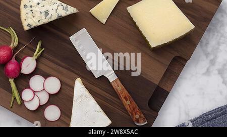 Italienische Käseplatte - geschickt angeordnete Käseblöcke - italienischer Gourmet-Käse auf der Tischplatte, verschiedene Käsesorten wunderbar gepaart Stockfoto