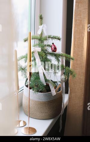 Inneneinrichtung mit weihnachtsbaum und Kerzen. Wohnkultur. Silvester-Spitzendekoration für den Weihnachtsbaum im Öko-Stil. Urlaubsvorlage mit Stockfoto