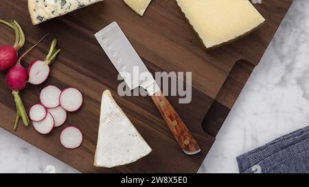 Italienische Käseplatte - geschickt angeordnete Käseblöcke - italienischer Gourmet-Käse auf der Tischplatte, verschiedene Käsesorten wunderbar gepaart Stockfoto