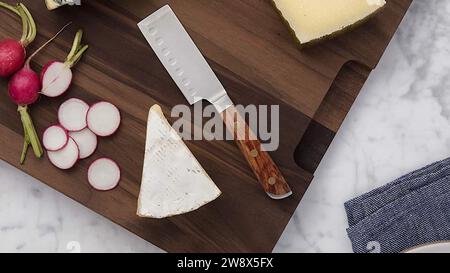 Italienische Käseplatte - geschickt angeordnete Käseblöcke - italienischer Gourmet-Käse auf der Tischplatte, verschiedene Käsesorten wunderbar gepaart Stockfoto