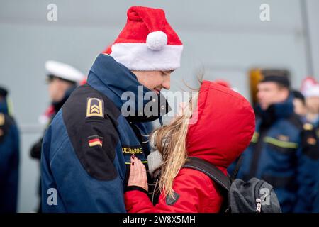 Wilhelmshaven, Deutschland. Dezember 2023. Franziska und Lukas begrüßen sich an Bord nach der Ankunft der Fregatte „Hessen“ am Marinestützpunkt. Mit rund 230 Soldaten und Frauen an Bord kehrte die Fregatte kurz vor Weihnachten in ihren Heimathafen zurück. In den letzten fünf Monaten hat das Schiff an drei großen Manövern und zahlreichen Übungen in der Nordsee, der Ostsee und im Nordatlantik teilgenommen. Quelle: Hauke-Christian Dittrich/dpa/Alamy Live News Stockfoto