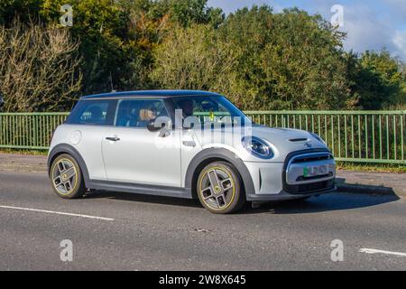 2021 Silver Mini Cooper S Electric Level 2 184 Electric 32,6Kwh Auto Auto Heckheck Elektrizität 135 kW Stockfoto