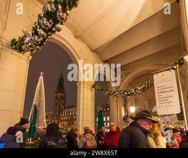 Hamburg: Hamburger Weihnachtsmarkt vor dem Rathaus, Menschen, Schneefall, Alsterarkaden in , Hamburg, Deutschland Stockfoto