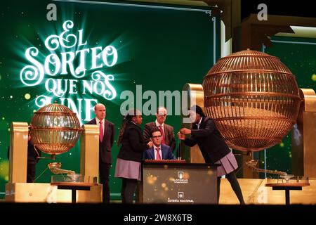 Die Kinder von San Ildefonso singen die Lotteriebälle mit den Nummern der außergewöhnlichen Verlosung der Weihnachtslotterie, genannt „El Gordo“, im Te Stockfoto