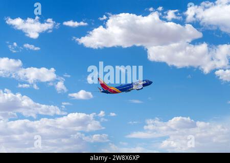 Ontario, KALIFORNIEN, USA - 30. November 2023: Ein Flugzeug von Southwest Airlines, das vom Flughafen Ontario in Südkalifornien abfliegt. Stockfoto