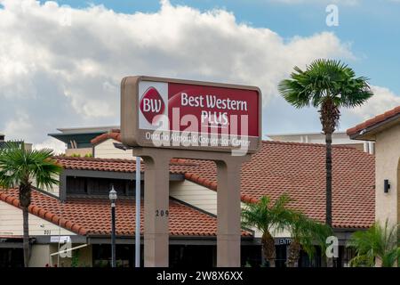 Ontario, CA, USA - 30. November 2023: Beschilderung für das Best Western Plus Motel an der Vineyard Ave in Ontario, Kalifornien. Stockfoto