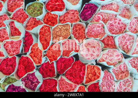 Viele Blumensträuße in verschiedenen roten und weißen Tönen von Chrysanthemenrosen Nelkenblüten Stockfoto
