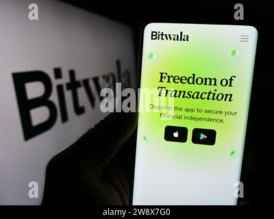 Person, die ein Mobiltelefon hält, mit Webseite des deutschen Fintech-Unternehmens Bitwala GmbH vor dem Firmenlogo. Konzentrieren Sie sich auf die Mitte des Telefondisplays. Stockfoto