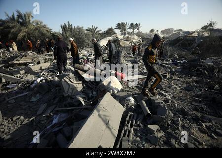 Rafah, Gaza. Dezember 2023. Palästinenser durchsuchen die Trümmer nach einem israelischen Streik auf das Haus der Familie Zaheer in Rafah im südlichen Gazastreifen am Freitag, den 22. Dezember 2023. Hunderte Palästinenser wurden bei dem israelischen Bombardement A in 48 Stunden im Gazastreifen getötet, sagte das palästinensische gesundheitsministerium. Die USA unterstützen die UN-Gaza-Resolution "wie sie ist", nachdem die Abstimmung erneut verzögert wurde. Foto: Ismael Mohamad/UPI Credit: UPI/Alamy Live News Stockfoto