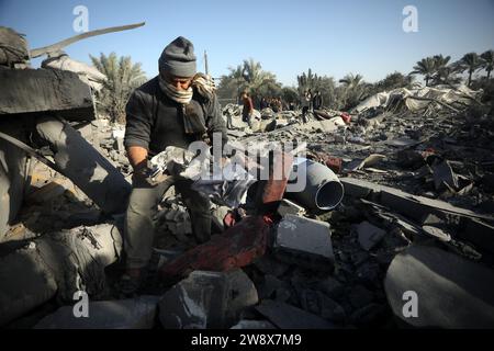 Rafah, Gaza. Dezember 2023. Palästinenser durchsuchen die Trümmer nach einem israelischen Streik auf das Haus der Familie Zaheer in Rafah im südlichen Gazastreifen am Freitag, den 22. Dezember 2023. Hunderte Palästinenser wurden bei dem israelischen Bombardement A in 48 Stunden im Gazastreifen getötet, sagte das palästinensische gesundheitsministerium. Die USA unterstützen die UN-Gaza-Resolution "wie sie ist", nachdem die Abstimmung erneut verzögert wurde. Foto: Ismael Mohamad/UPI Credit: UPI/Alamy Live News Stockfoto