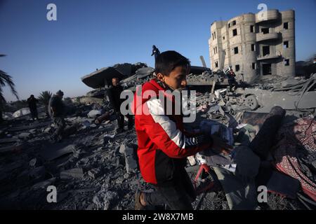 Rafah, Gaza. Dezember 2023. Palästinenser durchsuchen die Trümmer nach einem israelischen Streik auf das Haus der Familie Zaheer in Rafah im südlichen Gazastreifen am Freitag, den 22. Dezember 2023. Hunderte Palästinenser wurden bei dem israelischen Bombardement A in 48 Stunden im Gazastreifen getötet, sagte das palästinensische gesundheitsministerium. Die USA unterstützen die UN-Gaza-Resolution "wie sie ist", nachdem die Abstimmung erneut verzögert wurde. Foto: Ismael Mohamad/UPI Credit: UPI/Alamy Live News Stockfoto