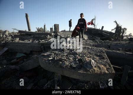 Rafah, Gaza. Dezember 2023. Palästinenser durchsuchen die Trümmer nach einem israelischen Streik auf das Haus der Familie Zaheer in Rafah im südlichen Gazastreifen am Freitag, den 22. Dezember 2023. Hunderte Palästinenser wurden bei dem israelischen Bombardement A in 48 Stunden im Gazastreifen getötet, sagte das palästinensische gesundheitsministerium. Die USA unterstützen die UN-Gaza-Resolution "wie sie ist", nachdem die Abstimmung erneut verzögert wurde. Foto: Ismael Mohamad/UPI Credit: UPI/Alamy Live News Stockfoto