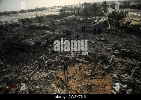 Rafah, Gaza. Dezember 2023. Palästinenser durchsuchen die Trümmer nach einem israelischen Streik auf das Haus der Familie Zaheer in Rafah im südlichen Gazastreifen am Freitag, den 22. Dezember 2023. Hunderte Palästinenser wurden bei dem israelischen Bombardement A in 48 Stunden im Gazastreifen getötet, sagte das palästinensische gesundheitsministerium. Die USA unterstützen die UN-Gaza-Resolution "wie sie ist", nachdem die Abstimmung erneut verzögert wurde. Foto: Ismael Mohamad/UPI Credit: UPI/Alamy Live News Stockfoto