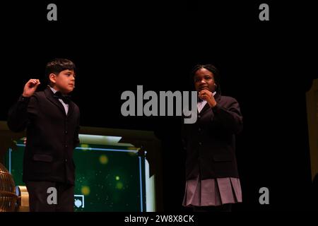 Die Kinder von San Ildefonso singen die Lotteriebälle mit den Zahlen der außerordentlichen Verlosung der Weihnachtslotterie „El Gordo“ am 22. Dezember 2023 im Teatro Real in Madrid, Spanien. (Foto: Oscar Gonzalez/SIPA USA) (Foto: Oscar Gonzalez/SIPA USA) Stockfoto