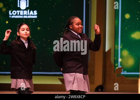 Die Kinder von San Ildefonso singen die Lotteriebälle mit den Zahlen der außerordentlichen Verlosung der Weihnachtslotterie „El Gordo“ am 22. Dezember 2023 im Teatro Real in Madrid, Spanien. (Foto: Oscar Gonzalez/SIPA USA) (Foto: Oscar Gonzalez/SIPA USA) Stockfoto