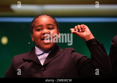 Die Kinder von San Ildefonso singen die Lotteriebälle mit den Zahlen der außerordentlichen Verlosung der Weihnachtslotterie „El Gordo“ am 22. Dezember 2023 im Teatro Real in Madrid, Spanien. (Foto: Oscar Gonzalez/SIPA USA) (Foto: Oscar Gonzalez/SIPA USA) Stockfoto