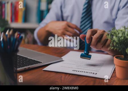 Handstempeldokument Lebenslauf genehmigen Vertragspapier Notar Büro Visumarbeit Stockfoto