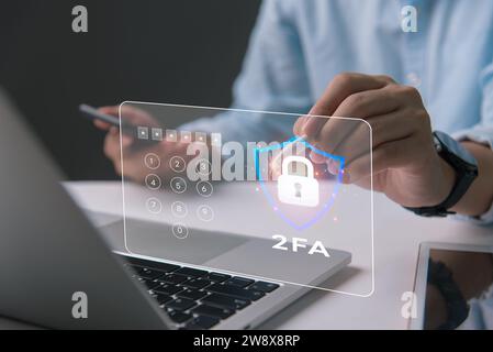 Verbesserung der Cybersicherheit durch 2FA-zwei-Faktor-Authentifizierung, Anmeldesicherheit, Benutzer-ID-Schutz und Verschlüsselung, um Cyberhacker abzuwehren. Stockfoto